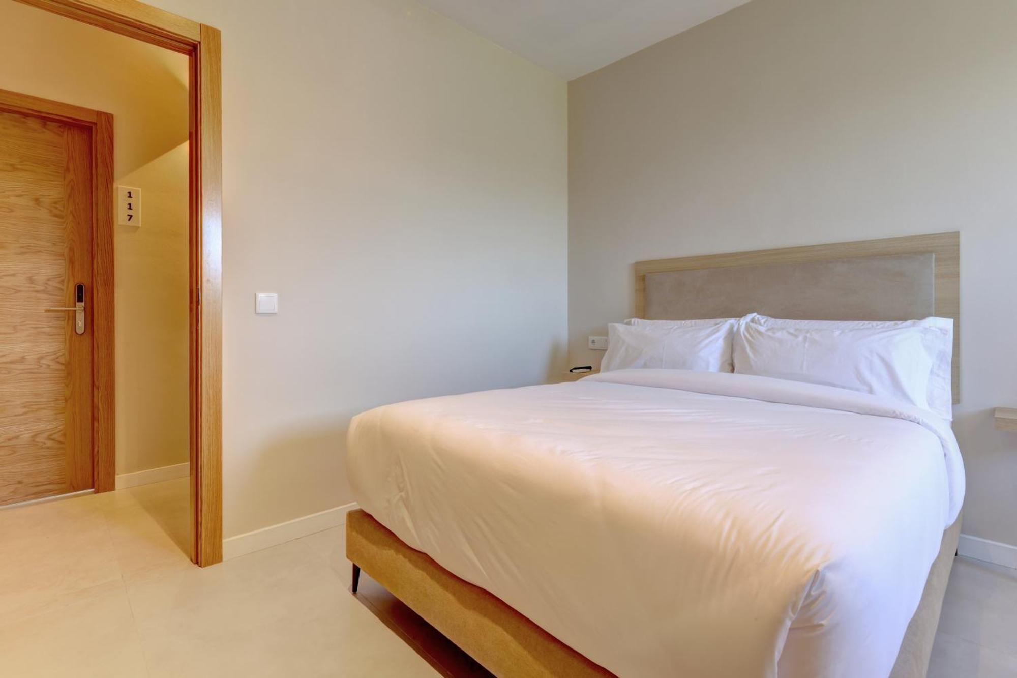 Hostal Puerta Almar Estepona Exterior photo